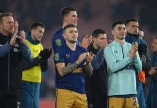 Para pemain Newcastle memberikan tribute kepada suporter yang telah datang memberi dukungan usai mengalahkan Southampton. Foto: Getty Images/Mike Hewitt