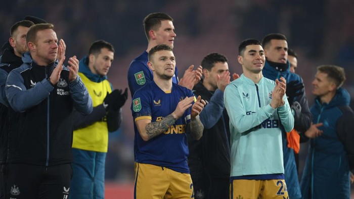 Para pemain Newcastle memberikan tribute kepada suporter yang telah datang memberi dukungan usai mengalahkan Southampton. Foto: Getty Images/Mike Hewitt